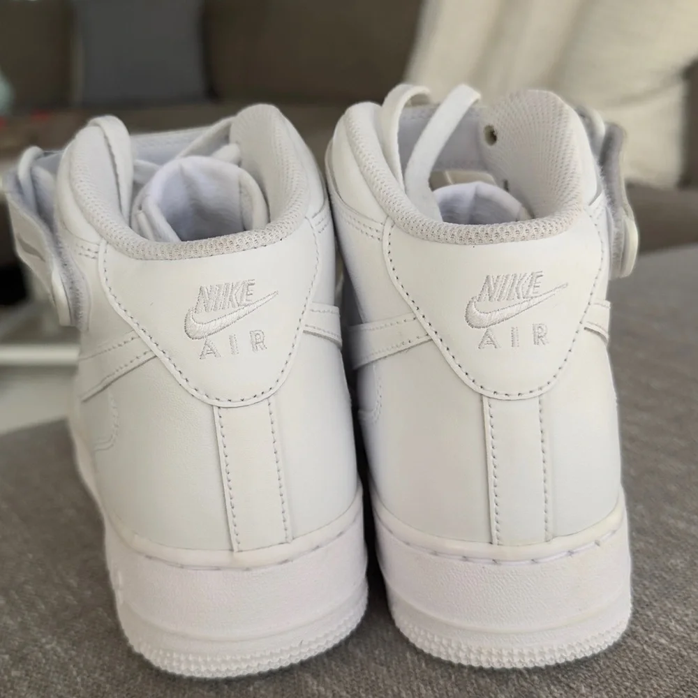 NIKE AIR FORCE 1 MID White High-Top Sneakers - Picture 7 of 9